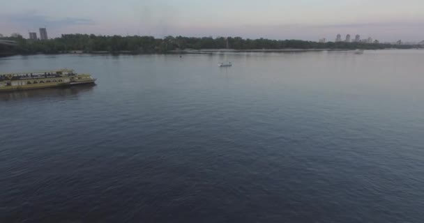 拖船在河上运载货物 拖船沿河移动驳船 基辅市 乌克兰 2017 在日落的太阳沿河 一个拖船与货物 — 图库视频影像