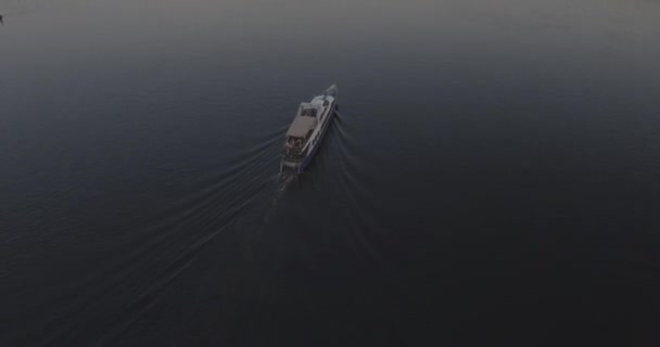 綱引きは 綱引き移動船で川沿い川沿いの貨物を運ぶ キエフの街 ウクライナ 2017 太陽を川に沿って 貨物とタグボートの日没時 — ストック動画