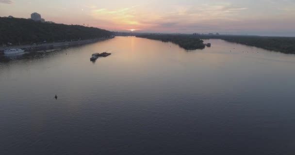 Aerial Буксир Несет Груз Реке Буксир Движется Вдоль Реки Баржами — стоковое видео