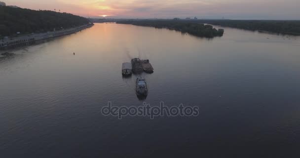 Aerial Буксир Несет Груз Реке Буксир Движется Вдоль Реки Баржами — стоковое видео