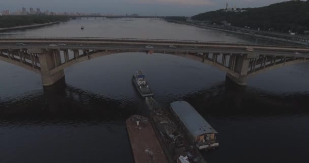 Hava Römorkör Mavna Ile Nehri Boyunca Römorkör Hamle Nehri Üzerinde — Stok video