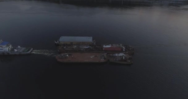 Aerial Rebocador Carrega Uma Carga Rio Rebocador Move Longo Rio — Vídeo de Stock