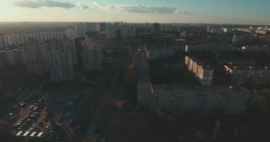Hava, cadde ve gündoğumu, yüksek binalar. Yaz sabah cityscape üzerinden bir kuş bakışı. Metropol üzerinde uçuş. Güneşli sabah, mavi gökyüzü. Bir sürü yeşil ağaç sokaklarda.