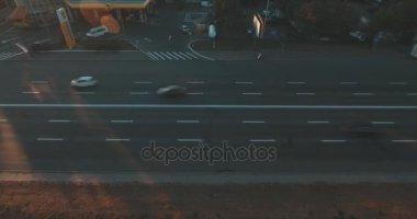 Hava, cadde ve gündoğumu, yüksek binalar. Yaz sabah cityscape üzerinden bir kuş bakışı. Metropol üzerinde uçuş. Güneşli sabah, mavi gökyüzü. Bir sürü yeşil ağaç sokaklarda.
