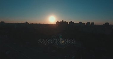 Hava, cadde ve gündoğumu, yüksek binalar. Yaz sabah cityscape üzerinden bir kuş bakışı. Metropol üzerinde uçuş. Güneşli sabah, mavi gökyüzü. Bir sürü yeşil ağaç sokaklarda.