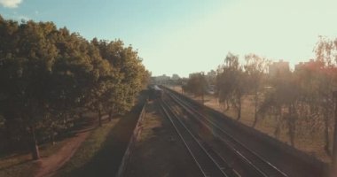 Hava, cadde ve gündoğumu, yüksek binalar. Yaz sabah cityscape üzerinden bir kuş bakışı. Metropol üzerinde uçuş. Güneşli sabah, mavi gökyüzü. Bir sürü yeşil ağaç sokaklarda.