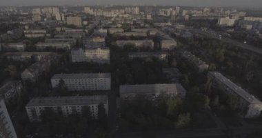 Hava, cadde ve gündoğumu, yüksek binalar. Yaz sabah cityscape üzerinden bir kuş bakışı. Metropol üzerinde uçuş. Güneşli sabah, mavi gökyüzü. Bir sürü yeşil ağaç sokaklarda.