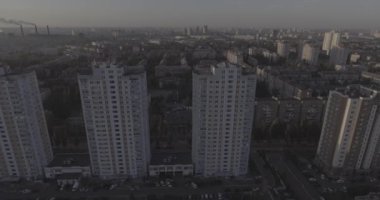 Hava, cadde ve gündoğumu, yüksek binalar. Yaz sabah cityscape üzerinden bir kuş bakışı. Metropol üzerinde uçuş. Güneşli sabah, mavi gökyüzü. Bir sürü yeşil ağaç sokaklarda.