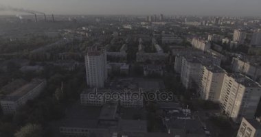 Hava, cadde ve gündoğumu, yüksek binalar. Yaz sabah cityscape üzerinden bir kuş bakışı. Metropol üzerinde uçuş. Güneşli sabah, mavi gökyüzü. Bir sürü yeşil ağaç sokaklarda.