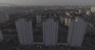 Hava, cadde ve gündoğumu, yüksek binalar. Yaz sabah cityscape üzerinden bir kuş bakışı. Metropol üzerinde uçuş. Güneşli sabah, mavi gökyüzü. Bir sürü yeşil ağaç sokaklarda.