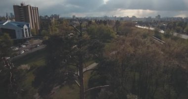 Gün batımında, hava şehrin konut alanı. Cityscape, Park ve meydanları bir yükseklikten. Yaz gecesi, daire ev, yeşil ağaçlar. Dnepr nehir. Araba ile yollar. Tanığımız Park.