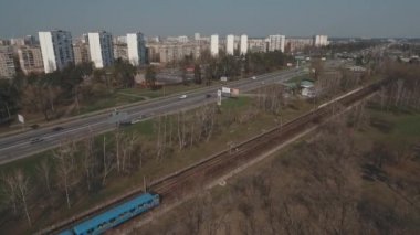 Metro treninin, hava. Metro araçları platformu üzerinde geliyor. Metro treni ile kentin cadde gidiyor. Şehir manzarası, metro treninin taşır. Yaz günü, şehir ulaşım yolcu taşır..