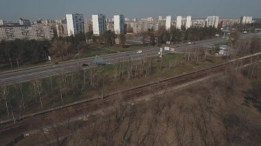 Metro treninin, hava. Metro araçları platformu üzerinde geliyor. Metro treni ile kentin cadde gidiyor. Şehir manzarası, metro treninin taşır. Yaz günü, şehir ulaşım yolcu taşır..