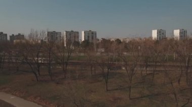 Metro treninin, hava. Metro araçları platformu üzerinde geliyor. Metro treni ile kentin cadde gidiyor. Şehir manzarası, metro treninin taşır. Yaz günü, şehir ulaşım yolcu taşır..