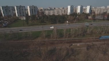 Metro treninin, hava. Metro araçları platformu üzerinde geliyor. Metro treni ile kentin cadde gidiyor. Şehir manzarası, metro treninin taşır. Yaz günü, şehir ulaşım yolcu taşır..
