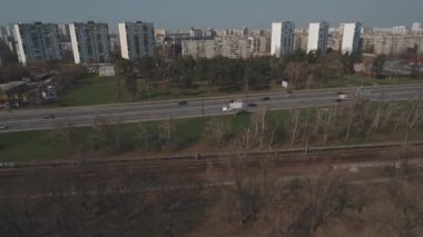 Metro treninin, hava. Metro araçları platformu üzerinde geliyor. Metro treni ile kentin cadde gidiyor. Şehir manzarası, metro treninin taşır. Yaz günü, şehir ulaşım yolcu taşır..