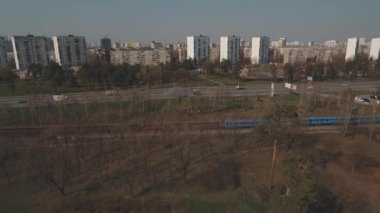 Metro treninin, hava. Metro araçları platformu üzerinde geliyor. Metro treni ile kentin cadde gidiyor. Şehir manzarası, metro treninin taşır. Yaz günü, şehir ulaşım yolcu taşır..