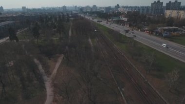 Metro treninin, hava. Metro araçları platformu üzerinde geliyor. Metro treni ile kentin cadde gidiyor. Şehir manzarası, metro treninin taşır. Yaz günü, şehir ulaşım yolcu taşır..
