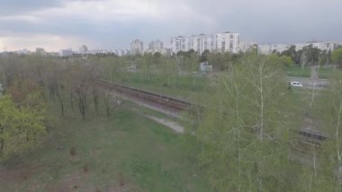 Metro treninin, hava. Metro araçları platformu üzerinde geliyor. Metro treni ile kentin cadde gidiyor. Şehir manzarası, metro treninin taşır. Yaz günü, şehir ulaşım yolcu taşır..