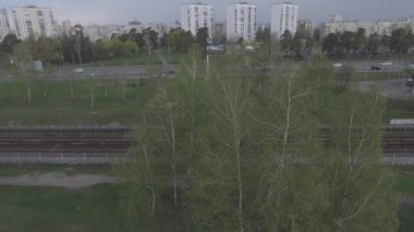 Metro treninin, hava. Metro araçları platformu üzerinde geliyor. Metro treni ile kentin cadde gidiyor. Şehir manzarası, metro treninin taşır. Yaz günü, şehir ulaşım yolcu taşır..