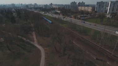 Metro treninin, hava. Metro araçları platformu üzerinde geliyor. Metro treni ile kentin cadde gidiyor. Şehir manzarası, metro treninin taşır. Yaz günü, şehir ulaşım yolcu taşır..
