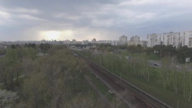 Metro treninin, hava. Metro araçları platformu üzerinde geliyor. Metro treni ile kentin cadde gidiyor. Şehir manzarası, metro treninin taşır. Yaz günü, şehir ulaşım yolcu taşır..