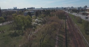 Metro treninin, hava. Metro araçları platformu üzerinde geliyor. Metro treni ile kentin cadde gidiyor. Şehir manzarası, metro treninin taşır. Yaz günü, şehir ulaşım yolcu taşır..