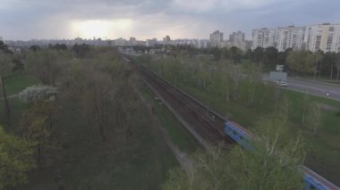 Metro treninin, hava. Metro araçları platformu üzerinde geliyor. Metro treni ile kentin cadde gidiyor. Şehir manzarası, metro treninin taşır. Yaz günü, şehir ulaşım yolcu taşır..