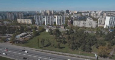 Metro treninin, hava. Metro araçları platformu üzerinde geliyor. Metro treni ile kentin cadde gidiyor. Şehir manzarası, metro treninin taşır. Yaz günü, şehir ulaşım yolcu taşır..