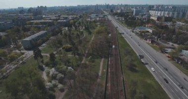 Metro treninin, hava. Metro araçları platformu üzerinde geliyor. Metro treni ile kentin cadde gidiyor. Şehir manzarası, metro treninin taşır. Yaz günü, şehir ulaşım yolcu taşır..