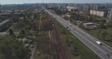 Metro treninin, hava. Metro araçları platformu üzerinde geliyor. Metro treni ile kentin cadde gidiyor. Şehir manzarası, metro treninin taşır. Yaz günü, şehir ulaşım yolcu taşır..