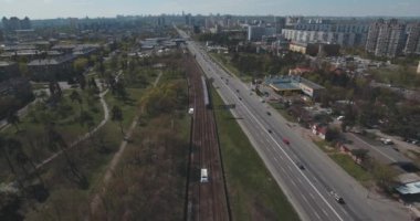 Metro treninin, hava. Metro araçları platformu üzerinde geliyor. Metro treni ile kentin cadde gidiyor. Şehir manzarası, metro treninin taşır. Yaz günü, şehir ulaşım yolcu taşır..