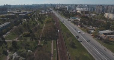 Metro treninin, hava. Metro araçları platformu üzerinde geliyor. Metro treni ile kentin cadde gidiyor. Şehir manzarası, metro treninin taşır. Yaz günü, şehir ulaşım yolcu taşır..