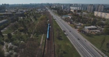Metro treninin, hava. Metro araçları platformu üzerinde geliyor. Metro treni ile kentin cadde gidiyor. Şehir manzarası, metro treninin taşır. Yaz günü, şehir ulaşım yolcu taşır..