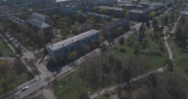 Metro treninin, hava. Metro araçları platformu üzerinde geliyor. Metro treni ile kentin cadde gidiyor. Şehir manzarası, metro treninin taşır. Yaz günü, şehir ulaşım yolcu taşır..