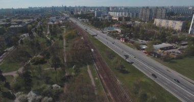 Metro treninin, hava. Metro araçları platformu üzerinde geliyor. Metro treni ile kentin cadde gidiyor. Şehir manzarası, metro treninin taşır. Yaz günü, şehir ulaşım yolcu taşır..