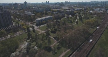Metro treninin, hava. Metro araçları platformu üzerinde geliyor. Metro treni ile kentin cadde gidiyor. Şehir manzarası, metro treninin taşır. Yaz günü, şehir ulaşım yolcu taşır..