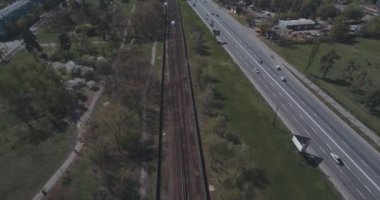 Metro treninin, hava. Metro araçları platformu üzerinde geliyor. Metro treni ile kentin cadde gidiyor. Şehir manzarası, metro treninin taşır. Yaz günü, şehir ulaşım yolcu taşır..