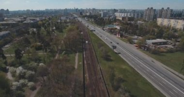 Metro treninin, hava. Metro araçları platformu üzerinde geliyor. Metro treni ile kentin cadde gidiyor. Şehir manzarası, metro treninin taşır. Yaz günü, şehir ulaşım yolcu taşır..
