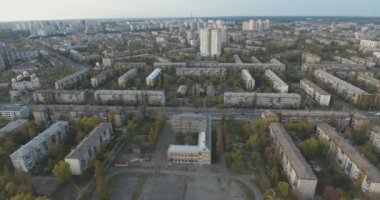 Gün batımında, hava şehrin konut alanı. Cityscape, Park ve meydanları bir yükseklikten. Yaz gecesi, daire ev, yeşil ağaçlar. Dnepr nehir. Araba ile yollar. Tanığımız Park.