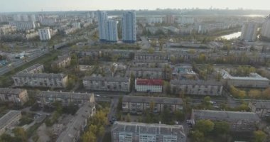 Gün batımında, hava şehrin konut alanı. Cityscape, Park ve meydanları bir yükseklikten. Yaz gecesi, daire ev, yeşil ağaçlar. Dnepr nehir. Araba ile yollar. Tanığımız Park.