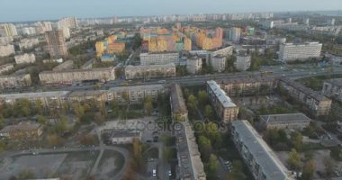 Gün batımında, hava şehrin konut alanı. Cityscape, Park ve meydanları bir yükseklikten. Yaz gecesi, daire ev, yeşil ağaçlar. Dnepr nehir. Araba ile yollar. Tanığımız Park.