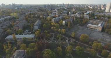 Gün batımında, hava şehrin konut alanı. Cityscape, Park ve meydanları bir yükseklikten. Yaz gecesi, daire ev, yeşil ağaçlar. Dnepr nehir. Araba ile yollar. Tanığımız Park.
