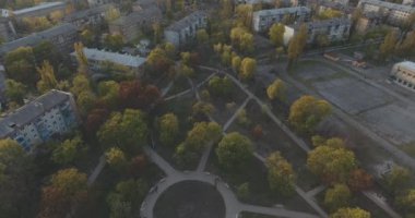 Gün batımında, hava şehrin konut alanı. Cityscape, Park ve meydanları bir yükseklikten. Yaz gecesi, daire ev, yeşil ağaçlar. Dnepr nehir. Araba ile yollar. Tanığımız Park.