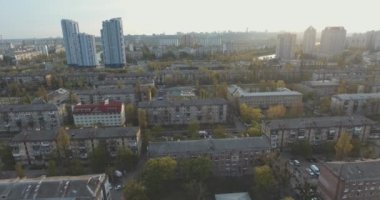 Gün batımında, hava şehrin konut alanı. Cityscape, Park ve meydanları bir yükseklikten. Yaz gecesi, daire ev, yeşil ağaçlar. Dnepr nehir. Araba ile yollar. Tanığımız Park.