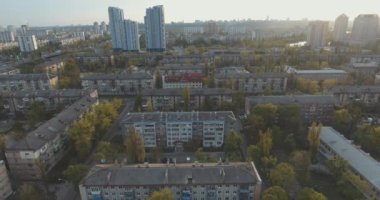 Gün batımında, hava şehrin konut alanı. Cityscape, Park ve meydanları bir yükseklikten. Yaz gecesi, daire ev, yeşil ağaçlar. Dnepr nehir. Araba ile yollar. Tanığımız Park.