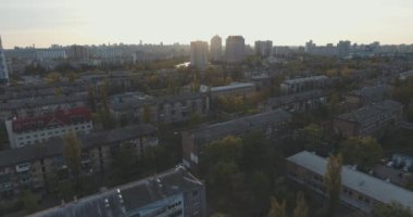 Gün batımında, hava şehrin konut alanı. Cityscape, Park ve meydanları bir yükseklikten. Yaz gecesi, daire ev, yeşil ağaçlar. Dnepr nehir. Araba ile yollar. Tanığımız Park.
