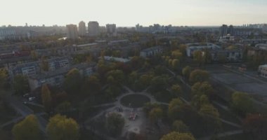 Gün batımında, hava şehrin konut alanı. Cityscape, Park ve meydanları bir yükseklikten. Yaz gecesi, daire ev, yeşil ağaçlar. Dnepr nehir. Araba ile yollar. Tanığımız Park.