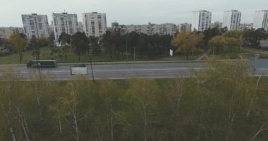 Gün batımında, hava şehrin konut alanı. Cityscape, Park ve meydanları bir yükseklikten. Yaz gecesi, daire ev, yeşil ağaçlar. Dnepr nehir. Araba ile yollar. Tanığımız Park.