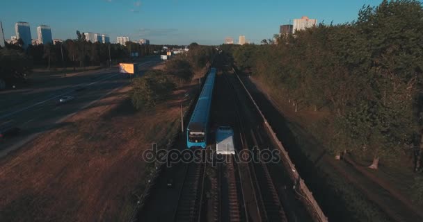 日の出高層建物の航空写真 鳥の目のビューから夏の朝の街並み 大都市以上のフライト 晴れた朝 青い空 路上では緑の木々 の多く — ストック動画